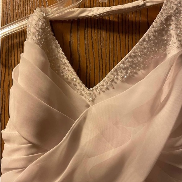 Beautiful halter top wedding dress - Picture 4 of 13